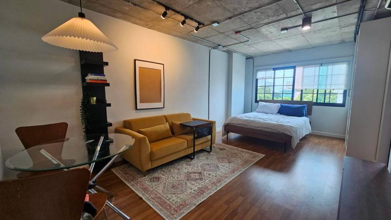 Mid-Century Loft เล็ก ๆ สุดคูลใจกลางทองหล่อ ราคา 3.65 ล้านบาทอยากมีคอนโดเท่ ๆ ในทองหล่อ แต่ไม่อยากจ่ายราคาทองหล่อแบบแรง ๆ ห้องนี้น่าสนใจมากครับผม เดินเพียง 200 เมตรถึง BTS ทองหล่อ อยู่ด้านหลังอาคาร T-One (ตึกที่มีร้าน Tichuca) เดินทางง่าย จะออกไปทำงาน หาอะไรกิน หรือกลับมานอนเงียบ ๆ ก็สะดวกตัวคอนโดไม่กุ๊กกู๋ (สำคัญ) ดูแลดี มีพื้นที่ส่วนกลางแบบไม่อลังมาก กำลังน่ารัก และบรรยากาศค่อน