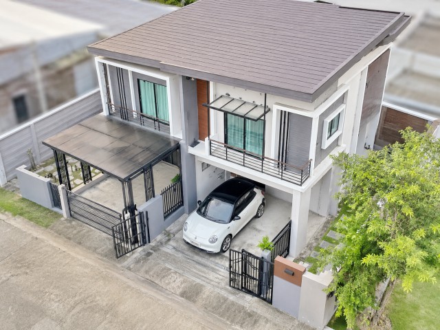 รังสิต ให้เช่าบ้านเดี่ยว2ชั้น4นอน2น้ำใกล้มหาวิทยาลัยกรุงเทพ ศูนย์รังสิต 1 กม.ขนาด50ตร.ว.พื้นที่ใช้สอย167ตร.ม.เหมาะสำหรับครอบครัวที่ต้องการบ้านในทำเลรังสิต เดินทางเชื่อมต่อถนนคลองหลวงและถนนรังสิต นครนายกได้สะดวก 21,999 B-M.Rangsit - 2-story detached house for rent, 4 bedrooms, 2 bathrooms, near Bangkok University Rangsit Campus (1 km). 50 sq.wa., 167 sq.m. usable area. Ideal for families looking for a house in Rangsit. Convenient access to Khlong Luang Road and Rangsit-Nakhon Nayok Road. 21,999 THB.ถนนรังสิต คลอง 2 ตำบลคลองสอง อำเภอคลองหลวง 