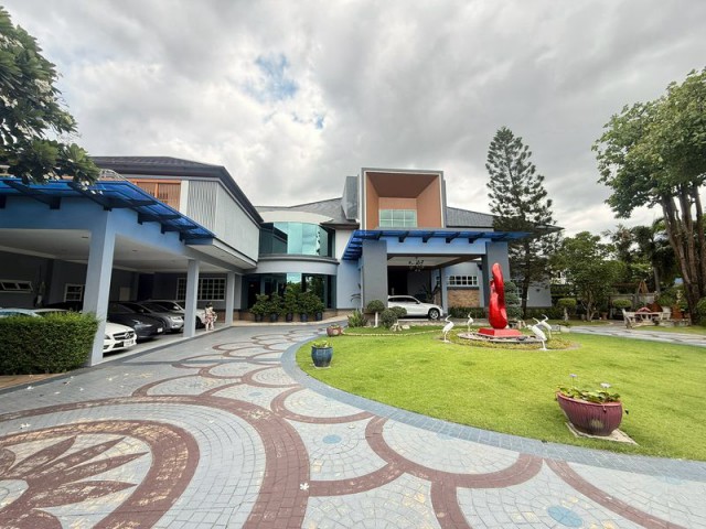 ขายบ้านเดี่ยว นวลจันทร์ พร้อมเฟอร์ ตกแต่งหรูพร้อมเข้าอยู่อาศัย ในพื้นที่ดิน 2 ไร่ประกอบด้วยอาคาร 3 หลังบ้าน,สระนํ้า,อาคารยิมบ้านพักรับรองพื้นที่ใช้สอยโดยรวมทั้งอาคาร 3 หลังประมาณ 3,000.- ต.ร.มรายละเอียด6 ห้องนอน7 ห้องน้ำ2 ห้องแม่บ้าน1 ห้องเก็บของ1 ป้อมยาม1 บ้านพักรับรอง1 ห้องซักรีบ1 บ้านพักรับรอง1 สระว่ายน้ำ1 ห้องออกกำลังกาย-ไลฟ์สไตล์ ช้อปปิ้ง และแหล่งของกินอร่อย-�