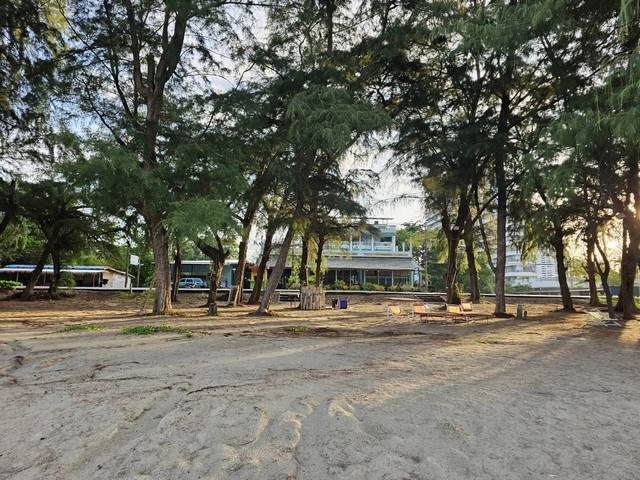 สนในติดต่อเบอร์/ Line ปุ๋ย 080-8796-822ขายด่วนกิจการ รีสอร์ท หาดแม่ริมพึง บ้านเพ จ.ระยอง พร้อมสิทธ์ทำกินหน้าชายหาดสถานที่ตั้ง ริมทะเล ถนนหาดแม่รำพึง ตำบลเพ จ.ระยองขายที่ดินพร้อมสิ่งปลูกสร้าง รวมทั้งหมด 3-0-69.30 ไร่เป็นที่ดินพร้อมสิ่งปลูกสร้าง จำนวน 1 แปลงอาคาพาณิชย์รวมกับอาคารใหม่ ขนาด กว้าง 30 เมตร ลึก 30 เมตรห้องพัก 25 ห้อง ห้องน้ำรวม 30 ห้องราคาขาย  55 ล้าน ฟรีค่าโอนค่าภาษี (ข�