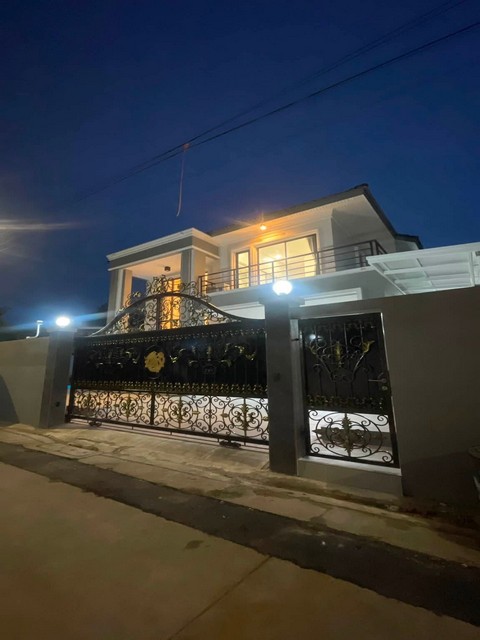 ให้เช่าบ้านเดี่ยว 2 ชั้น 330 ตรม. สุขุมวิท 77 (อ่อนนุช 46) พร้อมสระว่ายน้ำส่วนตัว เฟอร์ครบ พร้อมเข้าอยู่ *** ราคาเช่า 150,000 บาท/เดือนติดต่อ:: ชยา โทร/ID Line:: 0942823961   Link Line:: https://line.me/ti/p/3xFA1An8Kcรหัส# T26-1232บ้านเดี่ยว 2 ชั้น สุขุมวิท 77 (อ่อนนุช 46) พร้อมสระว่ายน้ำส่วนตัว เฟอร์ครบ พร้อมเข้าอยู่ ๐ พื้นที่ใช้สอย 330 ตารางเมตร ๐ 5 ห้องนอน ๐ 4 ห้องน้ำ ๐ 1 ห้องกิจกรรม ๐ สระว่ายน้ำส่วนตัว ๐ เฟอร์นิเจอร์ครบ : เตียงนอน, �