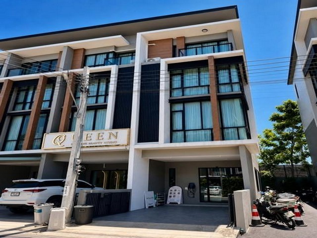 ให้เช่าโฮมออฟฟิศ 4 ชั้น โครงการ พรีเมี่ยมเพลส มิกซ์ นวมินทร์ ติดถนนใหญ่นวมินทร์** Agent **ติดต่อ คุณบิว : 081 252 3279 ID line: 061 787 9691แอดไลน์กดที่ลิงค์นี้ได้เลยครับ : https://line.me/ti/p/SR5Ehdv_q-ติดต่อ คุณปอ : 061 619 8565ID line: 061 619 8565แอดไลน์กดที่ลิงค์นี้ได้เลยครับ : https://line.me/ti/p/zu0mm-ozFX** รหัส BT397ราคาเช่า 65,000 บาท/เดือน สัญญา 1 ปีโฮมออฟฟิศ 4 ชั้น หลังมุม พรีเมี่ยมเพลส มิกซ์ นวมินทร์ (Premium Place Mix Nawamin)• ขนาด 22.1 ตรว.• พื้นที่ใช้สอย 230 ตร.ม.• 3 ห