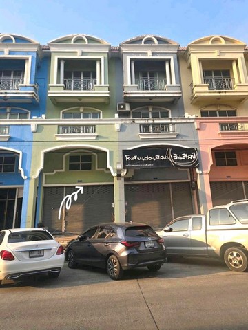 ให้เช่าอาคารพาณิชย์ 3ชั้นครึ่ง  #คลังบ้านเช่า กรุงเทพ24 ตรว. 4ห้องนอน 5ห้องน้ำ  1ชั้นลอย 1ชั้นดาดฟ้า จอดรถได้2คัน -แอร์/ เฟอร์นิเจอร์ไม่มี ห่างจากถนนใหญ่60เมตร เหมาะทำธุรกิจ ค้าขาย ขายของออนไลน์ ไลฟ์สด, สำนักงาน ออฟฟิศได้จดบริษัทได้ หมู่บ้านรุ่งกิจวิลล่า14 ซอยร่มเกล้า ห่างจากถนนใหญ่60เมตร แขวง/ เขต ลาดกระบัง กรุงเทพ10250จุดเด่นของทำเลโครงการการเดินทาง: ใกล้กับสถานี Airpor