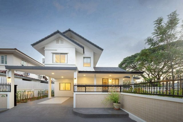 ลดแรงเหลือเพียง 5.99 ล้าน #นันทนา2 #Land&Houses #แม่โจ้ บ้านเดี่ยว 2 ชั้น #รีโนเวทใหม่ #แปลงหัวมุม #วิวดอยสุเทพ 180° #เฟอร์นิเจอร์ไม้สัก Built-in ทั้งหลัง #หิ้วกระเป๋าเข้าอยู่ได้ทันที!รายละเอียดตัวบ้านเนื้อที่ 65.8 ตารางวาพื้นที่ใช้สอยกว่า 175 ตารางเมตร3 ห้องนอน3 ห้องน้ำแปลงหัวมุม อากาศถ่ายเทดีมีมุมรับแขก มุมพักผ่อน และมุมโต๊ะอาหารครัวยุโรป + ครัวไทยแยกเป็นสัดส่วนโซนซักล้างหลังบ�