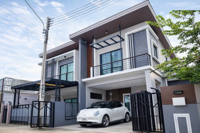 ใกล้มหาวิทยาลัยกรุงเทพ ศูนย์รังสิต 1 กม.ขนาด50ตร.ว.รังสิต-คลอง 2 บงกช ให้เช่าบ้านเดี่ยว2ชั้น4นอน2น้ำ พื้นที่ใช้สอย167ตร.ม.เหมาะสำหรับครอบครัวที่ต้องการบ้านในทำเลรังสิต เดินทางเชื่อมต่อถนนคลองหลวงและถนนรังสิต นครนายกได้สะดวก 21,999 B-M. PlantRangsit-Khlong2 Bongkoch 2-story detached house for rent 4beds 2baths near Bangkok University Rangsit Campus (1 km). 50 sq.wa., 167 sq.m. usable area. Ideal for families looking for a house in Rangsit. Convenient access to Khlong Luang Road and Rangsit-Nakhon Nayok Road. 21,999 THB. Plantถนนรังสิต คลอง 2 ตำบลคลองสอ�