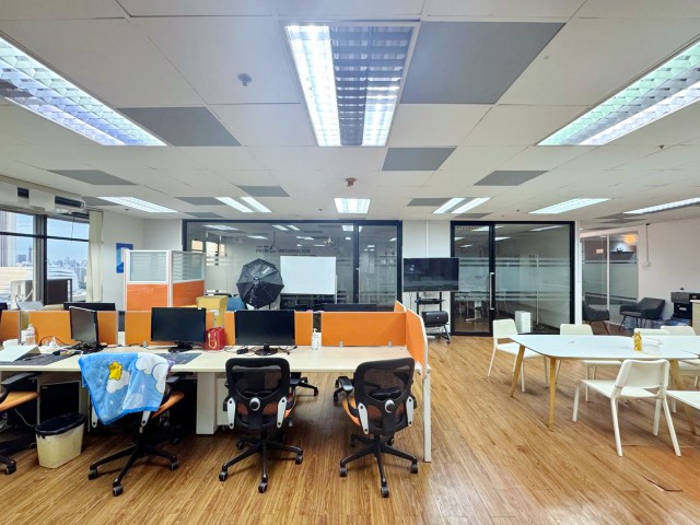 ให้เช่าสำนักงานติด BTS กรุงธนบุรี ชั้น26 BTS กรุงธนบุรี 20ม. ERGO Tower วงเวียนใหญ่ 220ตร.ม.รองรับ 25–32 คน ใกล้รร.นานาชาติอินเตอร์เนชั่นแนลไพโอเนียร์ส 300 ม.ทำเลใจกลางเมือง เหมาะสำหรับบริษัทที่ต้องการสำนักงานพร้อมใช้งานในทำเลธุรกิจ  เดินทางสะดวก ใกล้เสนาเฟสท์ 600 ม.รพ.และแหล่งไลฟ์สไตล์ครบครัน เชื่อมต่อถนนหลัก และรถไฟฟ้าได้รวดเร็ว  88,999 บาท/เดือนBTS KrungThonBuri 20m. Office space for rent ERGO Towernear BTS Krung Thon Buri 26th floor 220