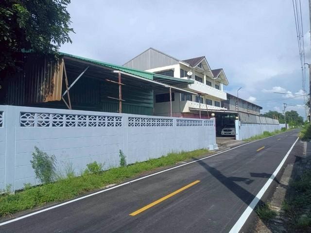 ขายโรงงานพร้อมเครื่องจักร และอาคารพาณิชย์ 3 ชั้น บนเนื้อที่ 2 ไร่ ย่านลำลูกกา คลอง 10 ขอ รง. ได้ติดต่อ:: ชยา โทร/ID Line:: 0942823961Link Line:: https://line.me/ti/p/3xFA1An8Kcรหัส# T26-1131โรงงานพร้อมเครื่องจักร และอาคารพาณิชย์ 3 ชั้น ย่านลำลูกกา คลอง 10๐ เนื้อที่ 2 ไร่๐ หน้าที่ดิน : กว้าง 27 ม. ยาว 120 ม.๐ ประกอบด้วยโรงงานและอาคารพาณิชย์ 3 ชั้น๐ สามารถขอใบ รง. ได้ บนทำเลพร้อมเข้าอยู่๐ บ้านพักคนงานจำนวน 10 ห้อง ,ห้องน้ำ 5 ห�