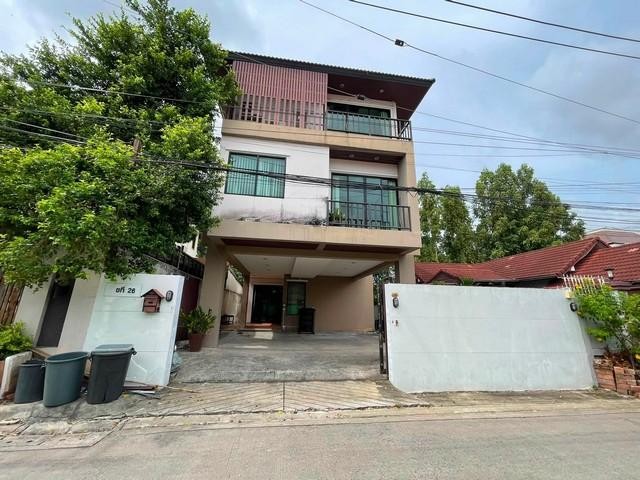 ให้เช่าอาคารสำนักงาน 3 ชั้น 270 ตรม. นาคนิวาส 12 ลาดพร้าว 71 พร้อมใช้งาน ใกล้เลียบด่วน ใกล้ BTS สายสีเหลือง (ลาดพร้าว 71)ติดต่อ:: ชยา โทร/ID Line:: 0942823961Link Line:: https://line.me/ti/p/3xFA1An8Kcรหัส# T26-1133อาคารสำนักงาน 3 ชั้น นาคนิวาส 12 ลาดพร้าว 71 พร้อมใช้งาน๐ พื้นที่ใช้สอย: 270 ตารางเมตร๐ มีพื้นที่จอดรถ๐ ทำเลศักยภาพ ย่านลาดพร้าว–นาคนิวาส๐ เหมาะสำหรับบริษัท, คลินิก, สตูดิโอ, ธุรกิจออนไลน์ หรือสำนักงานทุกประเภท๐