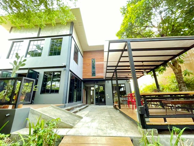 ใกล้ MRT บางรักน้อยท่าอิฐ 630 ม. บนที่ดิน 1 ไร่ พื้นที่ใช้สอย 640 ตร.ม.ค่าเช่า 74,998บาทต่อเดือน อาคารสำนักงานโมเดิร์นลอฟท์ 5 ห้องใหญ่ 3 ห้องน้ำพร้อมสวนส่วนตัวร่มรื่น เฟอร์นิเจอร์ครบ แอร์ Mitsubishi 5 เครื่อง ครัว Built in และที่จอดรถมากกว่า 10 คัน เหมาะสำหรับออฟฟิศ Startup คาเฟ่ Co working Space สตูดิโอ หรือธุรกิจสร้างสรรค์NEAR MRT BANGRAKNOITHAIT 630 M. MODERN LOFT OFFICE 5 LARGE ROOMS 3 BATHROOMS  ON 1 RAI LAND WITH 640 SQ.M. The rent is 74,998 baht per month. USABLE AREA PRIVATE GARDEN FULLY FURNISHED 5 MITSUBISHI AIR CONDITIONERS B