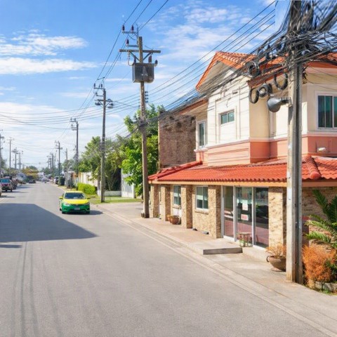 เมกาบางนา 2กม.24ตร.ว 140ตร.ม.Mega Badminton บางนา กม.10  ให้เช่าบ้านเดี่ยว 2 ชั้น 3นอน 2น้ำ  เหมาะสำหรับอยู่อาศัยและลงทุน เดินทางสะดวกบนถนนบางนาตราด ใกล้ทางพิเศษบูรพาวิถีและสนามบินสุวรรณภูมิ เช่า 14,998B-M. ขาย 3.3 ล. คอนเนค2km Mega Bangna 24sq.wah 140sq.m. Mega Badminton Bangna Km.10: 2-story detached house for rent, 3 bedrooms, 2 bathrooms,Suitable for living or investment. Conveniently located on Bangna-Trat Road, near Burapha Viithi Expressway and Suvarnabhumi Airport. Rent: 14,998 THB/month. Sale: 3.3 million THB. Connect.ถนนบางนา ตำบลบางพลีใหญ่ อำเภอบางพลี จังหวัดสมุทรปรา