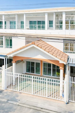 ติดถนนสายไหม BTSคูคต 900ม. ติด7-11 ทาวน์เฮ้าส์ 3 ชั้นบิ๊กซี สุขาภิบาล5 600 ม.  เฟอร์ครบ 4นอน 2 น้ำ  รร.สายไหม 1.4 กม.20 ตร.วา.220 ตร.ม.3 แอร์ ให้เช่า 11,998 B-M มีสนามหญ้า สนามเด็กเล่น  หาของกินง่าย ตลาดสายสัมพันธ์ 1.9 กม. บรรยากาศ ร่มรื่นแหล่งชุมชน เดินทางสะดวกสบาย SaiMai Rd. BTS KhuKhot 900m. near 7-11 3-storey townhouse 3Storey BigC Sukhapiban5 600m. on  complete basic furniture 4 bed 2 bath with lawn playground shady atmosphere Sai Mai School 1.4 km. 20sq.wa 220sq.m. 3a/c for rent 11,998 B-M easy to find food Sai Samphan Market 1.9 km.Community area convenient transportation ซอยสายไหม 21-25ถนน�
