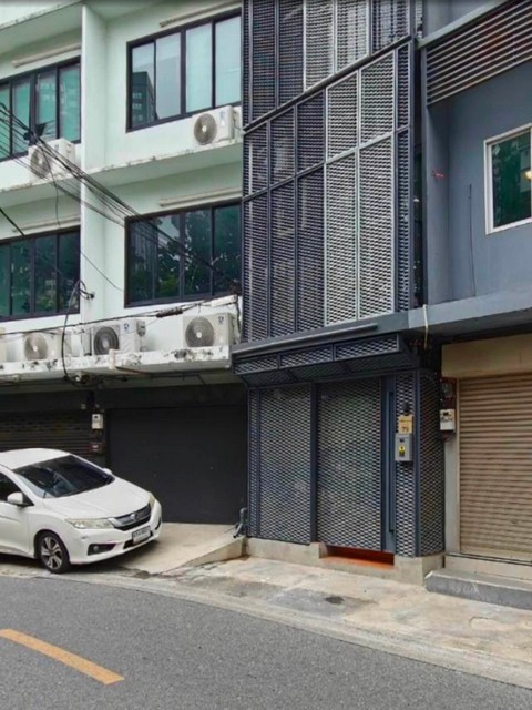 ให้เช่าอาคาร 3 ชั้น 141 ตรม. 4 ห้องนอน สุขุมวิท 44-1 ติด BTS พระโขนง ตึกตกแต่งใหม่ Fully Furnished*** ราคาเช่า 80,000 บาท/เดือน ติดต่อ:: ชยา โทร/ID Line:: 0942823961   Link Line:: https://line.me/ti/p/3xFA1An8Kcรหัส# T26-1238อาคาร 3 ชั้น 4 ห้องนอน สุขุมวิท 44-1 ติด BTS พระโขนง๐ พื้นที่ใช้สอย 141 ตรม. ๐ 4 ห้องนอน 5 ห้องน้ำ ๐ 1 ห้องนั่งเล่น 1 ห้องครัว๐ en-suite bedroom ทุกห้อง๐ หน้าต่างกระจก 2 ชั้นเพื่อความเงียบสงบ๐ ได้ตึกแถวทั้งหลัง๐ ห้องนอนสามารถปรับเปลี่ยนเป็นห