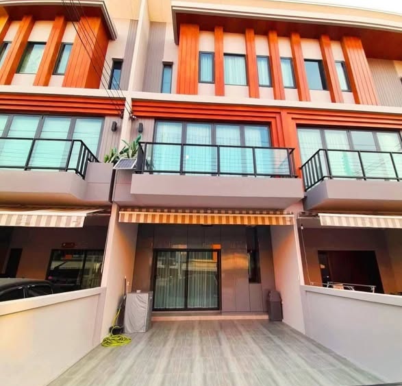 ขายทาวน์โฮม 3 ชั้น 4 ห้องนอน ไอเจ้นท์ พัฒนาการ Eigen Pattanakarn ซอยพัฒนาการ 99 (เข้าซอย 100 เมตร) ใกล้สวนหลวง ร.9 *** ราคาขาย 6.5 ล้านบาท*** ราคาเช่า 45,000 บาท/เดือน ติดต่อ:: ชยา โทร/ID Line:: 0942823961   Link Line:: https://line.me/ti/p/3xFA1An8Kcรหัส# T26-860 ทาวน์โฮม 3 ชั้น ไอเจ้นท์ พัฒนาการ Eigen Pattanakarn ซอยพัฒนาการ 99 (เข้าซอย 100 เมตร)• ขนาดที่ดิน 23 ตร.ว• พื้นที่ใช้สอย 200 ตร.ม.• 4 ห้องนอน • 4 ห้องน้ำ• 6 เครื่องปรับอากาศ• 2 ที่จอดรถ• ติดฟิล์ม มุ้งลวดจีบ ม่�