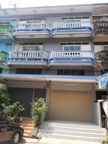 ขายอาคารพาณิชย์ 3 ชั้นครึ่ง พร้อมอยู่ รีโนเวทใหม่ ซอยบรมราชชนนี 72/1เนื้อที่ 18 ตารางวา หน้ากว้าง 4 เมตร ลึก 18 เมตรพื้นที่ใช้สอย 183 ตารางเมตร 4 นอน 3 น้ำ 1 ห้องครัวพร้อมอุปกรณ์ชุดครัว เตาแก๊สไฟฟ้า เครื่องดูดควัน ซิ๊งล้างจานสแตนเลสราคาขาย 3.2 ล้านบาทสถานที่ใกล้เคียง1. โรงเรียนนวมินทราชินูทิศ สตรีวิทยา พุทธมณฑล2. พุทธมณฑล3. ตลาดสดธนบุรี4. มหาวิทยาลัยกรุงเทพธนบุรี5. ศูนย์กี�