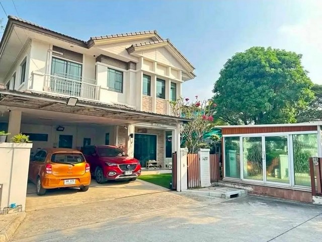 ขายบ้านเดี่ยว 2 ชั้น 87 ตรว. 6 ห้องนอน หมู่บ้านมัณฑนา เลค วัชรพล ถนนสุขาภิบาล 5 โซนทะเลสาป ใกล้สารสาสน์วิเทศสายไหม*** ราคาขาย 9.9 ล้านบาท*** ราคาเช่า 60,000 บาท/เดือน ติดต่อ::  ชยา โทร/ID Line:: 0942823961   Link Line:: https://line.me/ti/p/3xFA1An8Kcรหัส# T26-1138บ้านเดี่ยว 2 ชั้น หมู่บ้านมัณฑนา เลค วัชรพล ถนนสุขาภิบาล 5 โซนทะเลสาบ (Charming Zone)๐ เนื้อที่ 87ตารางวา๐ พื้นที่ใช้สอย 300 ตารางเมตร๐ 6 ห้องนอน 3 ห้องน้ำ๐ 1 ห้องฟิตเนส 2 ห้องครัว๐ 1 บ