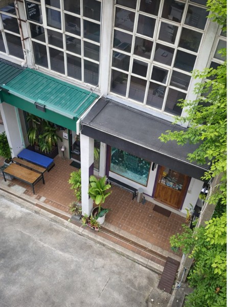 ทำเลสุขุมวิท-เอกมัย เหมาะสำหรับคาเฟ่ ทองหล่อ BTS เอกมัย 1.86กม. รถไฟคลองตัน 650ม. เพชรบุรี  อาคารพาณิชย์ 2 นอน 2 น้ำ  18 ตร.ว.พื้นที่ใช้สอย 72ตร.ม.ให้เช่าชั้นล่าง และชั้นลอย 44,999 B-M. ร้านอาหาร ร้านค้า สตูดิโอ หรือสำนักงาน เดินทางสะดวก ใกล้เกตเวย์ เอกมัย 750 ม.สถานศึกษา โรงพยาบาล และรถไฟฟ้าThonglor BTS Ekkamai 1.86km KhlongTan Train 650m Phetchaburi Rd. Commercial building with 2 bed 2 bath Land area 18 sq.wa. 72sq.m. Ground floor and mezzanine for rent at 44,999 B-M. Prime Sukhumvit Ekkamai location ideal for a cafe restaurant retail shop stud