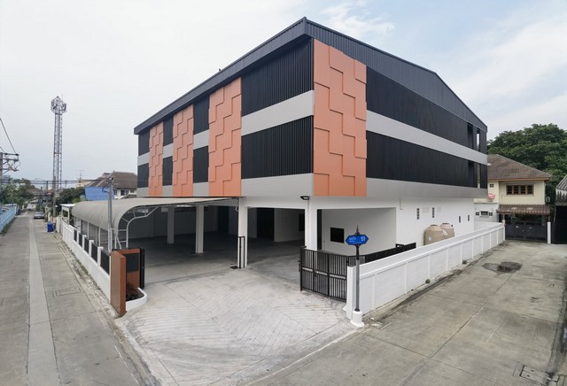RK01076 โกดัง พร้อมออฟฟิศ พื้นที่ใช้สอยรวม 2,000 ตารางเมตร ซอยแบริ่ง 15 แขวงบางนาใต้ เขตบางนาโกดัง ซอยแบริ่ง 15 แขวงบางนาใต้ เขตบางนาที่ตั้ง : ซอยแบริ่ง 15 แขวงบางนาใต้ เขตบางนา กรุงเทพมหานคร 10260ที่ดิน 225 ตารางวา อาคาร 3 ชั้น พร้อมโกดัง 2000 ตารางเมตรรถเทรลเลอร์เข้าถึงโกดัง ใกล้รถฟ้าBTSแบริ่งราคาเช่า  250,000 บาท/เดือน สัญญา 3 ปี มัดจำ 3 เดือน ล่วงหน้า 1 Warehouse for rent, Soi Bearing 15, Bang Na Tai Subdistrict, Bang Na District, BangkokLocation