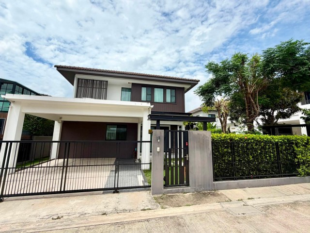 ให้เช่า #บ้านเดี่ยว หมู่บ้านมัณฑนา บางนา กม.7 ซอยราชวินิตบางแก้ว #ใกล้เมกาบางนา  ราคาเช่า : 68,000  บาท/เดือน#รายละเอียดประเภท : บ้านเดี่ยว 2 ชั้นหมู่บ้าน : มัณฑนา บางนา กม.7ขนาดที่ดิน :  70.1 ตารางวาพื้นที่ใช้สอย : 185 ตรม.จำนวนห้อง :  4 ห้องนอน 3 ห้องน้ำ - 2 ห้องนั่งเล่น/รับแขก - 1 ห้องอเนกประสงค์ - 1 ห้องครัวที่จอดรถ : 2 คันทิศบ้าน : ทิศใต้ค่าส่วนกลาง : ตารางวาละ 28 บาทเฟอร์นิเจอร์ / เครื่องใ�