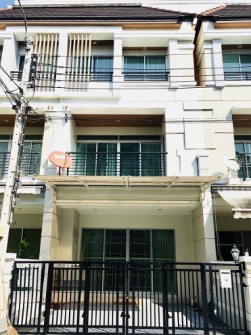 บ้านทาวน์โฮมให้เช่า ม.บ้านกลางเมือง ศรีนครินทร์ เออร์บาเนียน ศรีนครินทร์46/1 ขนาด 24 ตรว 180 ตรม 2 ห้องนั่งเล่น 3 ห้องนอน 3.5 ห้องน้ำ ห้องครัวไทย ห้องครัวฝรั่ง ฟอร์ครบ ตู้ เตียง โซฟา เครื่องทำนำ้อุ่น ทีวี แอร์ 4 ทุกห้อง มุ้งลวด  พร้อมอยู่ เยื้อง พาราไดซ์ ทำเลดีมาก ใกล้ห้าง โรงเรียน โรงพยาบาล เดินทางสะดวก บางนา สุขุมวิทพัฒนาการ อ่อนนุช ราคาอยู่อาศัย  35,000 / เดือน รวมค่าส่วนก�