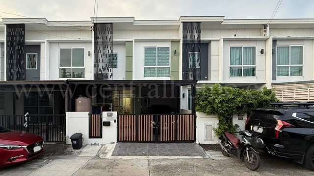 รหัสทรัพย์ : N1293ทาวน์โฮม บ้านพฤกษา ไพร์ม สถานีรถไฟฟ้าบางพลู - ราชพฤกษ์ รีโนเวทพร้อมอยู่ที่ตั้ง : ซอยเทศบาล 2 ตำบลบางรักใหญ่ อำเภอบางบัวทอง จังหวัดนนทบุรี 11110รายละเอืยดทรัพย์- ทาวน์โฮม 2 ชั้น เนื้อที่ 18.30&nbsp;ตารางวา พื้นที่ใช้สอย 95&nbsp;ตารางเมตร- 3&nbsp;ห้องนอน, 2 ห้องน้ำ, 1 ห้องนั่งเล่น, 1 ห้องครัว, 1 ที่จอดรถ- แอร์ 2&nbsp;เครื่อง, เครื่องทำน้ำอุ่น, ปั๊มน้ำ+แทงค์น้ำ 1 ชุด- พื้นชั้นบนลามิเ�