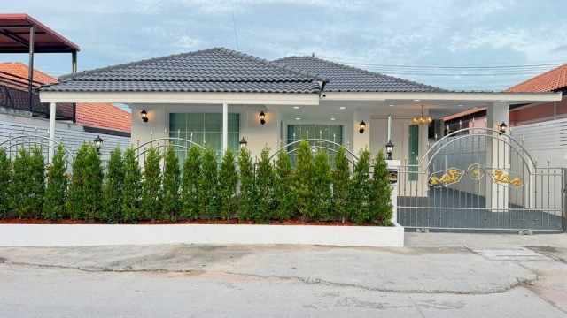 AOM 3104บ้านเดี่ยวซอยสยาม ใกล้อ่างมาบประชัน ใกล้แยกมิตรกมล หมู่บ้านรัตนากร17ราคา 4,290,000. บาทขนาดพื้นที่ 52 ตารางวา2  ห้องนอน  2 ห้องน้ำ1 ห้องรับแขก1  ห้องครัว ตกแต่งเฟอร์นิเจอร์ครบ ผ้าม่าน บิ้วท์อินทั้งหลังของแถมเฟอร์นิเจอร์และเครื่องใช้ไฟฟ้า -  Built-in ไซด์บอร์ด TV 2 ชุด-  Built-in ชุดครัว-  Built-in  ตู้เสื้อผ้า+โต๊ะเครื่องแป้ง 2 ห้อง- ชุดที่นอนพร้อมเตียง 2 ชุด-  โซฟา -  ผ้าม่าน+มู่ลี่ ทั้งหลัง- �