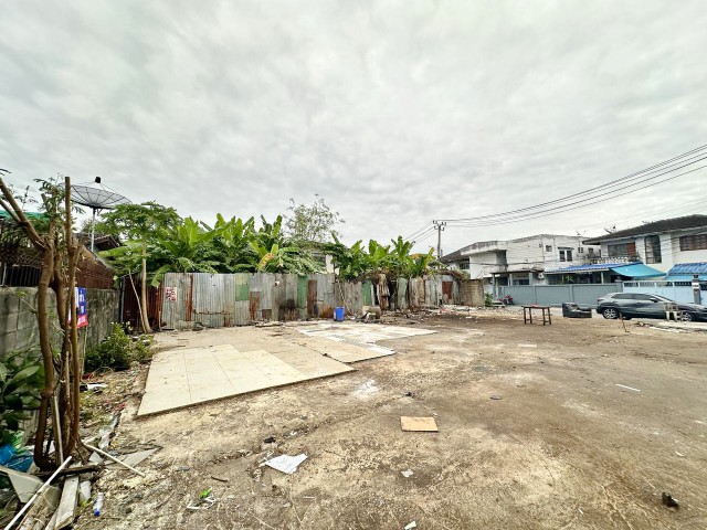 พหลโยธิน ใกล้รร.เสนานิคม 500 ม. เสนานิคม1 ซอย 20-30  ที่ดินเปล่าถมสูงทำเลทอง 78 ตร.ว.BTS เสนานิคม 1.3 กม. 312 ตร.ม. 18,998บาทต่อเดือน ถนนกว้าง รถเข้า-ออกสะดวก เหมาะสร้างบ้านพักอาศัย สำนักงานหรือทำธุรกิจ ทำเลตลาดศรีเสนา 700 ม.แยกวังหิน ศูนย์การค้า รพ. และแหล่งของกินในย่านเสนานิคม เชื่อมต่อถนนหลักหลายสาย  Near Senanikom School 500 m. Phaholyothin Road vacant elevated land 78 sq.wa. BTS Senanikom 1.3km Senanikom1 Soi20-30 Prime location  312 sq.m. with wide road and easy vehicle access Suitable for building a house office o
