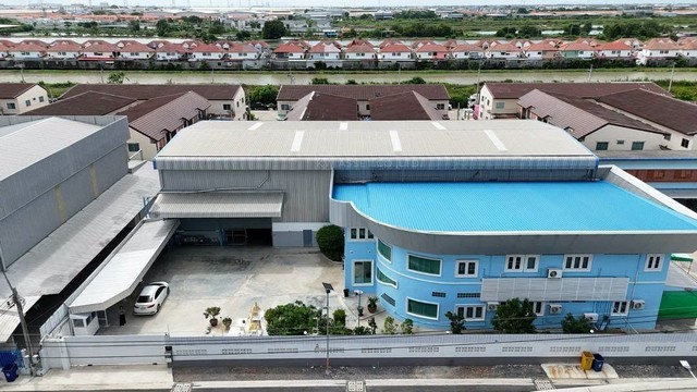 ขายโกดังเก็บสินค้า พร้อมที่ดิน 1 ไร่ บางเสาธง สมุทรปราการราคาขายเพียง 28,000,000 บาทค่าโอนกรรมสิทธิ์ทั้งหมดฝ่ายละกึ่งหนึ่ง 50/50รายละเอียด :โกดังพื้นที่ทั้งหมด 854 ตรม.โกดังพื้นที่ 450 ตรม. 30x15Mสำนักงาน 404 ตรม.หลังคาโกดังสูง 12 เมตรคานหลังคา  9.4 เมตรลงเสาเข็มทุก 3 เมตรพื้นรองรับน้ำหนัก 5 ตัน ต่อ ตารางเมตรติดตั้งเครน 5 ตัน 1 ตัวประตูเหล็กม้วนเปิด-ปิดด้วยรอกไฟฟ้า 5.4 x 4.8 Mติดตั้งกล้องว