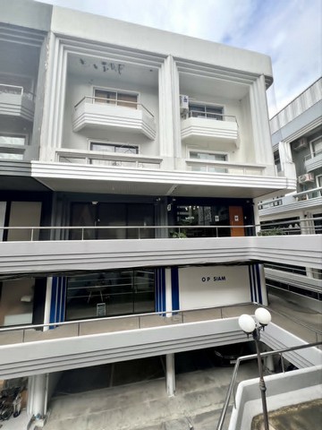 อาคารพาณิชย์ 2 คูหา | Park Avenue Sukhumvit 63 (Ekkamai)หากคุณกำลังมองหาอสังหาริมทรัพย์เชิงพาณิชย์ที่ทำเลดี สร้างรายได้ทันที และมีศักยภาพระยะยาวโครงการ Park Avenue ตั้งอยู่บนถนนสุขุมวิท 63 (เอกมัย) ระหว่างซอยเอกมัย 12 และ 14 ใกล้แยก Don Don Donki — ทำเลที่คึกคักและเป็นที่รู้จักในย่านนี้เป็นอย่างดีอาคารพาณิชย์ **2 คูหาริม** สูง 5 ชั้นเนื้อที่ 36 ตารางวา | พื้นที่ใช้สอยรวม **525 ตารางเมตร**ตกแต่งสวยงาม เรียบ�