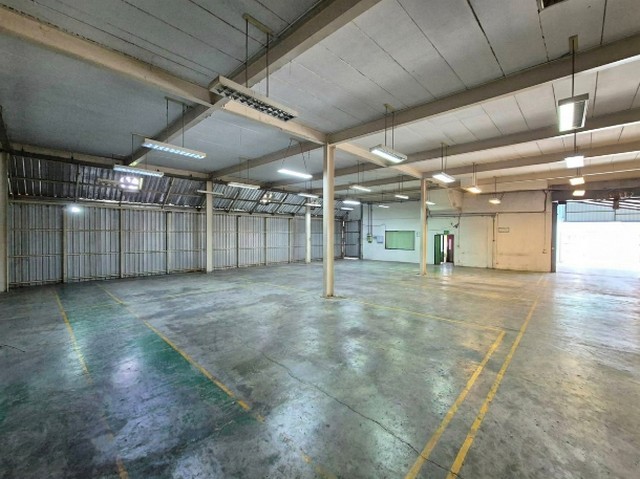 ทรัพย์ประเภท Office + Warehouse / อาคารสำนักงานพร้อมพื้นที่โกดัง เหมาะสำหรับธุรกิจ E-Commerce, Logistics, ศูนย์กระจายสินค้า, บริษัทนำเข้า-ส่งออก, คลังสินค้า หรือสำนักงานพร้อมพื้นที่ผลิตรายละเอียดทรัพย์• ที่ดิน 200 ตารางวา• อาคารสำนักงาน 3 ชั้น พื้นที่ประมาณ 360 ตร.ม.• โกดัง 2 ชั้น พื้นที่ประมาณ 670 ตร.ม.• พื้นที่ใช้สอยรวมประมาณ 1,030 ตร.ม.• อาคารอายุประมาณ 12 ปี• ถนนหน้าทรัพย์กว้าง 5-6 เมตร• จากปากซอ�