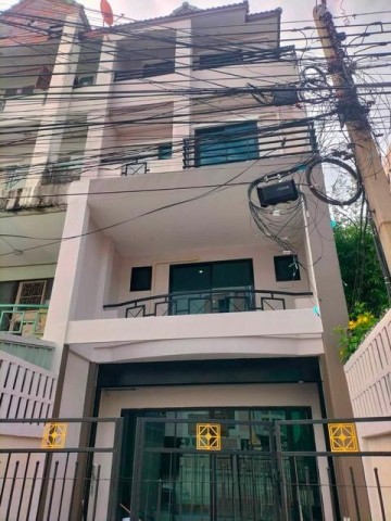 ให้เช่าทาวเฮ้าส์ 4 ชั้น ห้องมุม ซอยศรีนครินทร์ 40 บรรยากาศเหมือนบ้านเดี่ยว ตรงข้ามซีคอนสแควร์ติดต่อ:: ชยา โทร/ID Line:: 0942823961Link Line:: https://line.me/ti/p/3xFA1An8Kcรหัส# T26-1233ทาวเฮ้าส์ 4 ชั้น ห้องมุม ซอยศรีนครินทร์ 40 บรรยากาศเหมือนบ้านเดี่ยว ตรงข้ามซีคอนสแควร์๐ เนื้อที่ 20 ตารางวา๐ 3 ห้องนอน๐ 3 ห้องน้ำ๐ 3-4 ที่จอดรถ๐ บรรยากาศเหมือนบ้านเดี่ยวสถานที่สำคัญใกล้เคียง๐ Seacon Square / Paradise Park / Central บางนา / Big C๐ Berkeley international schoo