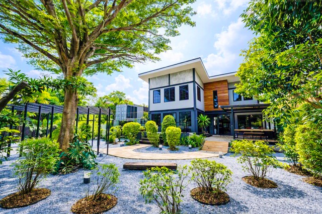 ครึ่งไร่ 200ตร.ว. อาคารสำนักงาน คาเฟ่ลับ 2 ชั้น MRT บางรักน้อยท่าอิฐ 630 ม. ใกล้ตลาดท่าอิฐ 720 ม.สไตล์โมเดิร์นลอฟท์ 6นอน 3น้ำ  640ตร.ม. 64,998-74,999 b-m พร้อมสวนส่วนตัว  และที่จอดรถมากกว่า 10 คัน เหมาะสำหรับออฟฟิศ Startup Co Working Space คาเฟ่ สตูดิโอ และธุรกิจสร้างสรรค์ only 630 m.from MRT BangRakNoiThaIt 2storey secret cafe Modern Loft Style Office Building 6Bed 3Baths 64,998-74,999 b-m 720m. from Tha It Market and 800 m. from Anuban Maneeya School. Set on 0.5Rai or200sq.wah with 640 sq.m. usable area, private garden,  and parking for more than 10 cars. Ideal for Startup offices, Co Working Space, cafes, studios and creative busin