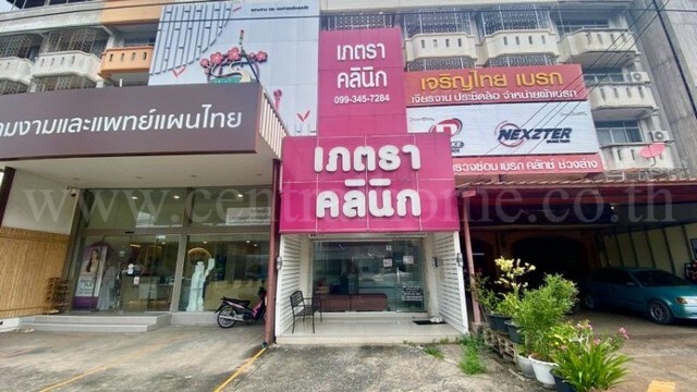 รหัสทรัพย์ 7421อาคารพาณิชย์ 4.5 ชั้น 1 คูหา ติดถนนใหญ่ศาลายา-นครชัยศรี (สาย 4006) ตรงข้าม ม.มหิดล ศาลายาที่ตั้ง: ริมถนนสาย 4006 (ศาลายา-นครชัยศรี) ต.ศาลายา อ.พุทธมณฑล จ.นครปฐม&nbsp;รายละเอียดทรัพย์-&nbsp;อาคารพาณิชย์ / ตึกแถว 4.5 ชั้น (มีชั้นลอย) 1 คูหา- เนื้อที่&nbsp;22.0 ตารางวา&nbsp;พื้นที่ใช้สอย&nbsp;256 ตารางเมตร&nbsp;- หน้ากว้าง 4 เมตร ลึก 16 เมตร- 4 ห้องโถงใหญ่, 1 ชั้นลอย, 4 ห้องน้ำ-&nbsp;โซนหน้าร้านกระจกบานเลื่อ�
