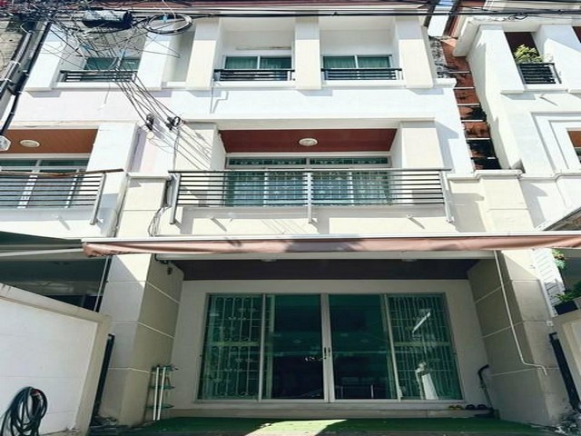 ให้เช่าทาวน์โฮม 3 ชั้น โครงการ บ้านกลางเมือง เดอะ ปารีส พระราม9 ซอยกรุงเทพกรีฑา7 ** Agent **ติดต่อ คุณบิว : 081 252 3279 ID line: 061 787 9691แอดไลน์กดที่ลิงค์นี้ได้เลยครับ : https://line.me/ti/p/SR5Ehdv_q-ติดต่อ คุณปอ : 061 619 8565ID line: 061 619 8565แอดไลน์กดที่ลิงค์นี้ได้เลยครับ : https://line.me/ti/p/zu0mm-ozFX** รหัส BT413ราคา 20,000 บาท/เดือน สัญญาเช่าขั้นต่ำ 1 ปี เงินประกัน 2 เดือน ค่าเช่าล่วงหน้า 1 เดือน* ไม่อนุญาตให้เลี้ยงสัตว์ทุกกรณี* ไม่อนุญาตให้ใช้�