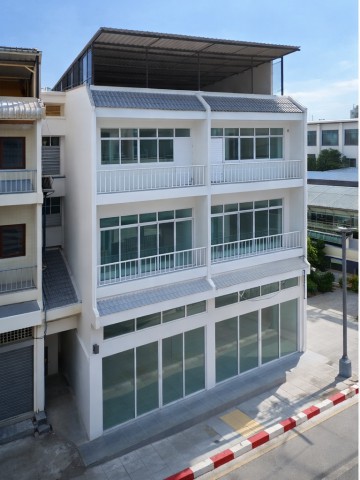 showrooms ตึกแถว 2 คูหา  ห้องหัวมุม ขนาด 56.5 ตร.ว. 900 ตร.ม. ใกล้ MRT ศรีอุดม 400 ม. clinics  ให้เช่า 44,998 บาท/เดือน  รพ.สินแพทย์ 100 ม. อาคารรีโนเวทใหม่ ทำเลติดถนนเฉลิมพระเกียรติ ร.9  เหมาะสำหรับสำนักงาน คลินิก โชว์รูม ร้านค้า หรือธุรกิจทุกประเภท ทำเลศักยภาพ ใกล้รถไฟฟ้า รร.นานาชาติ และศูนย์การค้าชั้นนำ 1 ห้องสำนักงาน 2 ห้องน้ำshowrooms 2 adjoining shophouses Rent Near MRT SiUdom 400m. clinics 44,998THB/month.  Corner unit on 56.5sq.wa.with 900 sq.m. usable area.  and Synphaet Hospital 100 m. Newly renovated on Ch