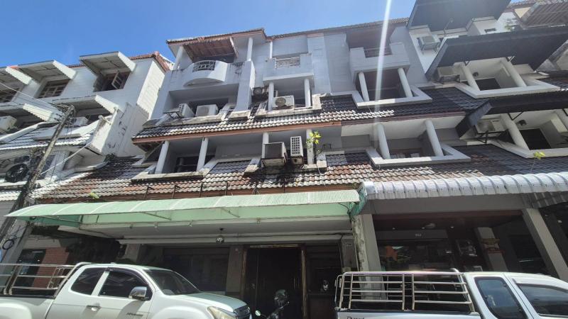 ขายอาคารพาณิชย์ 4 ชั้น 2 คูหาทะลุถึงกัน ทำเลใจกลางเมืองภูเก็ต บนถนนมนตรี ใกล้ Phuket Old Townที่ตั้ง : ถนนมนตรี ตำบลตลาดใหญ่ อำเภอเมืองภูเก็ต จังหวัดภูเก็ต 83000ขนาดเนื้อที่ : 36.7 ตารางวารายละเอียดทรัพย์อาคารพาณิชย์ 4 ชั้น จำนวน 2 คูหา ทะลุถึงกัน- ชั้น 1 : พื้นที่โล่ง  ห้องน้ำ 1 ห้อง- ชั้น 2  : พื้นที่โล่ง  ห้องน้ำ 1 ห้อง- ชั้น 3 : ห้องจำนวน 4 ห้อง  ห้องน้ำ 1 ห้อง- ชั้น 4 : ห้องจำนวน 4 ห้อง ห้องน้ำ 1