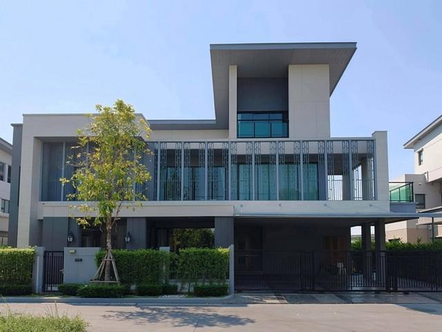 ขายบ้านเดี่ยว 3 ชั้น โครงการ แกรนด์ บางกอก บูเลอวาร์ด อีสต์ พระราม 9 ถนนกาญจนาภิเษก ใกล้นานาชาติ ASCOTราคาขาย 46,000,000 บาท ( ปรับลดจาก 49,000,000 บาท )ที่ตั้ง ถนนกาญจนาภิเษก แขวงทับช้าง เขตสะพานสูง กรุงเทพมหานคร 10250ติดต่อ : คุณภัสพงณ์ 0634098164Line : deedaa24https://www.facebook.com/profile.php?id=61581484955548เนื้อที่ 129.2 ตารางวา พื้นที่ใช้สอย 827 ตารางเมตร จำนวน 3 ชั้น 5+2 ห้องนอน 6 ห้องน้ำ 1 ห้องครัว จอดรถในบ้าน 3 คันห้องนอนชั้นล่างส�
