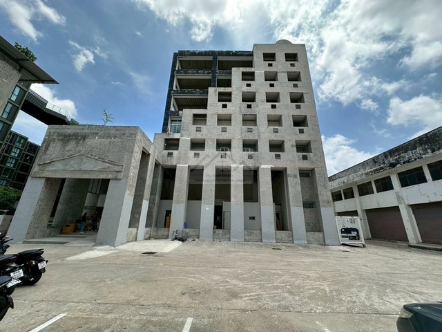ขาย -  ให้เช่าอาคาร 7 ชั้นขนาดใหญ่ 4,200 ตร.ม. พร้อมโกดัง ทำเลศักยภาพ ศรีนครินทร์ ใกล้ซีคอนสแควร์และรถไฟฟ้าสายสีเหลือง พร้อมรองรับทุกไอเดียการพัฒนาและปรับปรุง  *** ราคาขาย 125 ล้านบาท *** ราคาเช่า 1.5 ล้านบาท / เดือน  ติดต่อ:: ชยา โทร/ID Line:: 0942823961   Link Line:: https://line.me/ti/p/3xFA1An8Kcรหัส # T26-1031• อาคารพาณิชย์ 7 ชั้นพร้อมโกดัง ทำเลทอง ถนนศรีนครินทร์ ใกล้ซีคอนสแควร์และรถไฟฟ้าสายสีเหลือง • เนื้อที่ดิน : 1 ไร�