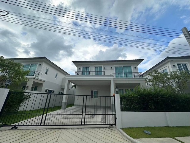 ให้เช่าบ้านเดี่ยวหรูสไตล์ Modern 4 ห้องนอน โครงการลัดดารมย์ จตุโชติ 15 เดินทางสะดวก ใกล้ทางด่วน ด่านจตุโชติ และด่านสุขาภิบาล 5*** ราคาเช่า 55,000 บาท/เดือน ติดต่อ::  ชยา โทร/ID Line:: 0942823961   Link Line:: https://line.me/ti/p/3xFA1An8Kcรหัส # T26-922บ้านเดี่ยวหรูสไตล์ Modern โครงการลัดดารมย์ จตุโชติ 15 ใกล้ทางด่วน ด่านจตุโชติ และด่านสุขาภิบาล 5๐ เนื้อที่ 65 ตรว.๐ พื้นที่ใช้สอย 260 ตารางเมตร๐ 4 ห้องนอน๐ 3 ห้องน้ำ๐ 2 ที่จอดรถ ๐ บ้าน