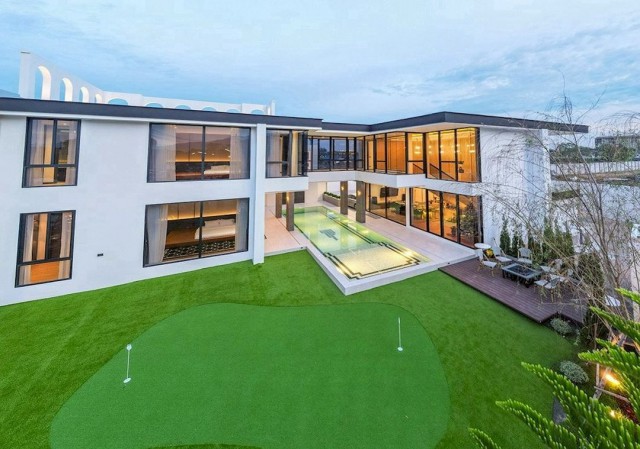 บ้านพูลวิลล่าหรู Modern Luxury | ราคา 39 ล้านบาท  #ใกล้รวมโชคมอลล์ ทำเลดี ใกล้เมืองเชียงใหม่ | ห่างจากโรงเรียน #นานาชาตินครพายัพ เพียง 900 เมตรรายละเอียดตัวบ้าน:• ขนาดที่ดิน 167.6 ตร.วา• พื้นที่ใช้สอย 550 ตร.ม.• 5 ห้องนอน | 6 ห้องน้ำ• ห้องนอนทุกห้องเป็น Master Bedroom มีอ่างจากุซซี่ในตัว• สระว่ายน้ำระบบเกลือ + หัวสปา• ที่จอดรถ 4 คัน• สวนสน สนามหญ้าสำหรับพัตกอล์ฟ• ตกแต่งครบ Built-in ทั้งหลัง พร้อมเฟ�