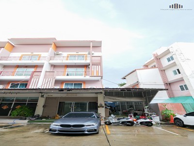 ขายอาคารพาณิชย์ 3 ชั้น (หลังริม) โครงการบ้านสุขนิเวศน์ 8ทำเลดี ซอยลัดเชื่อม 3 ถนนใหญ่ [สุขสวัสดิ์ - พุทธบูชา - พระราม 2] เหมาะทำโฮมออฟฟิศ, ร้านค้า, คลินิก หรือคลังสินค้าออนไลน์!.TPI-3420.พิกัด: โครงการบ้านสุขนิเวศน์ 8 ต.บางมด อ.จอมทอง จ.กรุงเทพฯแผนที่: https://maps.app.goo.gl/HLfyeNJQftr1QJnD6?g_st=ic.จุดเด่นตัวอาคาร✅ หลังริม เป็นส่วนตัว อากาศถ่ายเท มีพื้นที่ข้างบ้าน✅ ต่อเติมพื้นที่ด้านข้างแล้ว ได้พื้นท