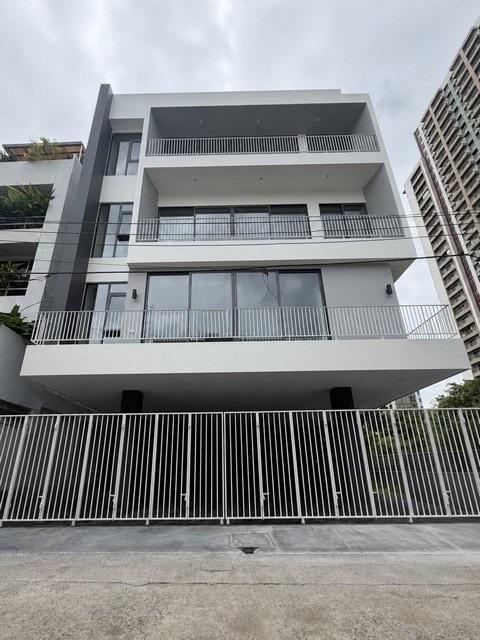 ขาย โฮมออฟฟิศ 5 ชั้น พระราม 9 ซอย 7  รวมดาดฟ้า พร้อมลิฟท์ สไตล์ Modern Luxury ใจกลางพระราม 9 หลัง Central พระราม9 เดินถึง MRT พระราม 9*** ราคาขาย 54,000,000 บาท รวมโอนติดต่อ คุณช่อผกา โทร 0616198565 LINE 0616198565สำรอง LINE 0812523279 ส่งลิ้งก์ไว้ได้รหัส # T26-1161อาคารสร้างใหม่ Super Prime Home Office สไตล์ Modern Luxury๐ อาคารใหม่ 5 ชั้น ใจกลางพระราม 9 หลัง Central Rama 9 เดินถึง MRT พระราม 9๐ ที่ดิน 60 ตร.ว.๐ พื้นที่ใช้สอย 700 + ตร.ม.๐ เพดานสูง 2.8 เมตร ทุกชั้น โปร่ง โล่ง