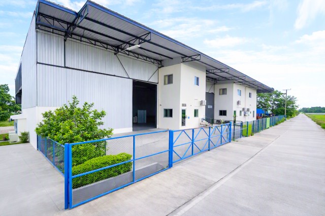 สถานีจ่ายน้ำคลองสี่ คลองสี่ตะวันออก  ให้เช่าโกดังและออฟฟิศ รังสิตคลอง 4 ติดถนน Motorway 37,999B-M มี 3 ออฟฟิศ 2 ห้องน้ำ พื้นที่ให้เลือก 403 ตร.ม. 511 ตร.ม. และ 1,209 ตร.ม. บนที่ดิน 1 ถึง 2 ไร่ รถหกล้อและรถสิบล้อเข้าออกได้สะดวก จอดรถได้หลายคัน ใกล้ Big C รังสิต คลอง 3 โรงเรียนสวนกุหลาบวิทยาลัย รังสิต และแหล่งธุรกิจสำคัญKhlongSi Water Supply Rangsit KhlongSiTawanOk Warehouse 37,999B-M office for rent directly connected to Motorway Road. The property offers 3 office rooms, 2bathrooms three available building sizes of 40