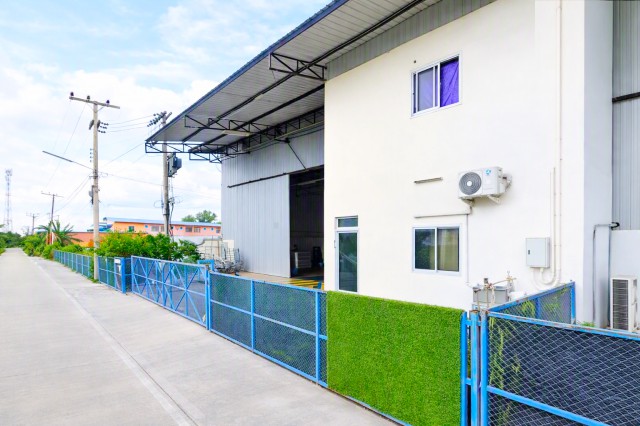 ให้เช่าโกดัง สถานีจ่ายน้ำคลองสี่ คลองสี่ตะวันออก และออฟฟิศ รังสิตคลอง 4 ติดถนน Motorway 37,998B-M มี 3 ออฟฟิศ 2 ห้องน้ำ พื้นที่ให้เลือก 403 ตร.ม. 511 ตร.ม. และ 1,209 ตร.ม. บนที่ดิน 1 ถึง 2 ไร่ รถหกล้อและรถสิบล้อเข้าออกได้สะดวก จอดรถได้หลายคัน ใกล้ Big C รังสิต คลอง 3 โรงเรียนสวนกุหลาบวิทยาลัย รังสิต และแหล่งธุรกิจสำคัญRangsit KhlongSiTawanOk Warehouse 37,998B-M office for rent directly connected to Motorway Road. KhlongSi Water Supply The property offers 3 office rooms, 2bathrooms three available building sizes of 40