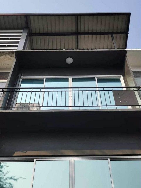 ให้เช่าทาวน์เฮ้าส์ 3 ชั้น 3 ห้องนอน ซอยประชาชื่น 36 ใกล้คลองประปา ใกล้ทางด่วน ใกล้เดอะมอลล์งามวงศ์วาน*** ราคาเช่า 16,500 บาท/เดือนติดต่อ::  ชยา โทร/ID Line:: 0942823961   Link Line:: https://line.me/ti/p/3xFA1An8Kcรหัส # T26-1162 ทาวน์เฮ้าส์ 3 ชั้น ซอยประชาชื่น36๐ พื้นที่ใช้สอยประมาณ 140 ตรม.๐ 3 ห้องนอน ๐ 3 ห้องน้ำ ๐ 1 ห้องครัว ๐ จอดรถในบ้านได้ 1 คันนอกบ้านอีก 1 คัน๐ เครื่องใช้ไฟฟ้า :: แอร์ Mitsubishi 3 เครื่อง / เครื่องทำน้ำอุ่น 2 เครื่องก�