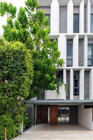 ให้เช่าทาวน์โฮมดีไซน์พิเศษ บ้านภูริปุรี ลาดพร้าว 41 โครงการส่วนตัวเพียง 15 หลัง มีสวนส่วนตัวด้านหลังและพื้นที่ Double Spaceรายละเอียดทรัพย์- พื้นที่ใช้สอยโครงการประมาณ 233 ตารางเมตร- 3 ห้องนอน- 4 ห้องน้ำ- บ้านสูง 3 ชั้นครึ่ง- หน้ากว้างประมาณ 5.35 เมตร- จอดรถได้ 2 คัน- พร้อมเข้าอยู่จุดเด่น- โครงการมีเพียง 15 หลัง- สวนส่วนตัวด้านหลังทุกหลัง- ห้องนั่งเล่น Double Space- ถนนภายในโครงการกว้าง�