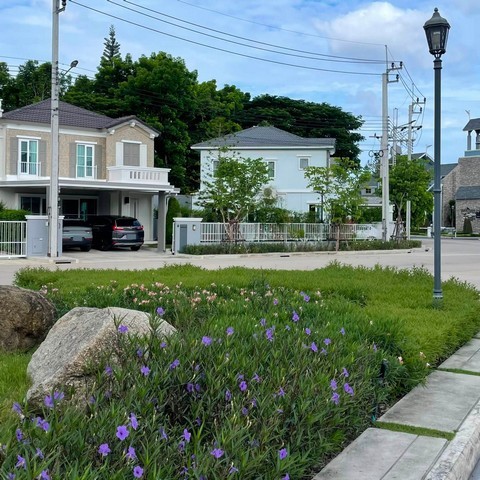 ขายบ้านเดี่ยว Anya Bangna-Ramkhamhaeng 2 จาก Land & Houses Type ใหญ่ หลังบ้านเป็นสวน พร้อมเฟอร์นิเจอร์ครบรายละเอียดบ้าน- ที่ดิน 46.8 ตารางวา- พื้นที่ใช้สอย 168 ตารางเมตร- 2 ห้องนอน- 3 ห้องน้ำ- 1 ห้องครัว- 1 ห้องอเนกประสงค์- จอดรถ 2 คัน- บ้านหันหน้าทิศเหนือ- หลังบ้านเป็นสวน- เฟอร์นิเจอร์ครบจุดเด่น- Type ใหญ่ของโครงการ- ติดถนนเมน ใกล้ป้อมยาม- หลังบ้านไม่ติดใคร- พร้อมอยู่สิ่งอำนวยความสะดวก- Clubhouse- สระว่ายน้�