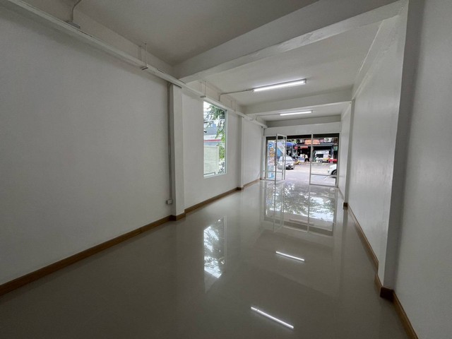 รหัสC7295 อาคารพาณิชย์ 3ชั้น ใกล้ MRT เตาปูน ถนนกรุงเทพ-นนทบุรี บางซื่อ ใกล้แหล่งชุมชน#ForRent  #ให้เช่า อาคารพาณิชย์ 3ชั้น ใกล้ MRT เตาปูน ถนนกรุงเทพ-นนทบุรี บางซื่อ ใกล้แหล่งชุมชนเนื้อที่ 16 ตารางวาพื้นที่ใช้สอยประมาณ 184 ตารางเมตร2 ห้องน้ำ- อาคารทำเลหัวมุม มองเห็นได้ชัด- ห่างจาก MRT เตาปูน เพียงประมาณ 200 เมตร- เดินทางเข้า-ออกสะดวก ใกล้แหล่งชุมชน- เดินสายไฟสำหรับติดตั้งเครื่องป�