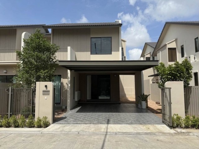 AOM 3109โครงการ Engel Haus – พร้อมอยู่ พร้อมเฟอร์ ทำเลดี ใกล้โรงเรียนนานาชาติ เพื่อนบ้านมีแต่ต่างชาติสงบเงียบ  ทำเล: โรงโป๊ะ / ตะเคียนเตี้ยใกล้ โรงเรียนนานาชาติ Rugby & Regent และสนามกอล์ฟ และ Wisdom Valley (ที่จัดtomorrowland Thailand 2026 )ห่างจากทางขึ้นมอเตอร์เวย์สาย7 เพียง5 นาทีห่างจาก พัทยา เพียง20นาทีห่างจากเซนทรัล ศรีราชา 15นาทีเงียบสงบ สามารถเข้าออกได้หลายเส้นทางมีเซเว่นหน้าหมู่บ้าน มีโลตัสและ