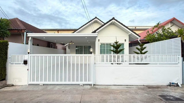 AOM 3107บ้านเขาตาโลซอย 8ใกล้ทางรถไฟน้ำไม่ท่วม เฟอร์ครบหิ้วกระเป๋าเข้าอยู่ได้เลยRาคา 4,590,000 บาn เนื้อที่ 50 ตารางวา3 ห้องนอน 2 ห้องน้ำ 1 ห้องครัวจอดรถในบ้านได้ 2 คันค่าโอนค่าภาษี 50:50 แถมฟรี เครื่องใช้ไฟฟ้าTV 55 นิ้ว 1 เครื่อง แอร์  3 เครื่อง  เครื่องทำน้ำอุ่น 2 เครื่องเตาแก๊ส , ฮูดดูดควัน ตู้เย็น  1 เครื่องซักผ้า 1  ปั้มน้ำ ถังสำรองน้ำเฟอร์นิเจอร์ชุดเฟอร์นิเจอร์ห้องนอน 3 ห้องชั้นวา�