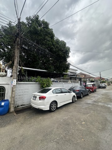 ขายที่ดินพร้อมสิ่งปลูกสร้าง ลาดพร้าว 87 แยก 20 ทำเลดีมาก!ที่ดินอยู่บริเวณปากซอย เดินทางสะดวก เข้าออกง่ายเนื้อที่ 102 ตารางวาพร้อมสิ่งปลูกสร้างห่าง Lotus’s เพียงประมาณ 80 เมตร (อยู่ทางซ้ายมือ)ใกล้ CDCเดินทางสะดวก เชื่อมต่อถนนเลียบด่วนรามอินทราได้ง่ายราคาเพียง 13.8 ล้านบาทเจ้าของขายเอง งดรับนายหน้าสนใจติดต่อ: 081-955-8888เหมาะสำหรับสร้างบ้านพักอาศัย, โฮมออฟฟิศ หรือซื้อเก็บเ